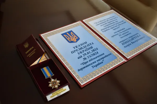 У Луцьку синам і дружині загиблого «азовця» передали його посмертний орден «За мужність ІІІ ступеня» (фото)