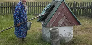 Сама рубає дрова у 86 років: як жителька поліського села дає собі раду у дерев'яній хаті (фото)