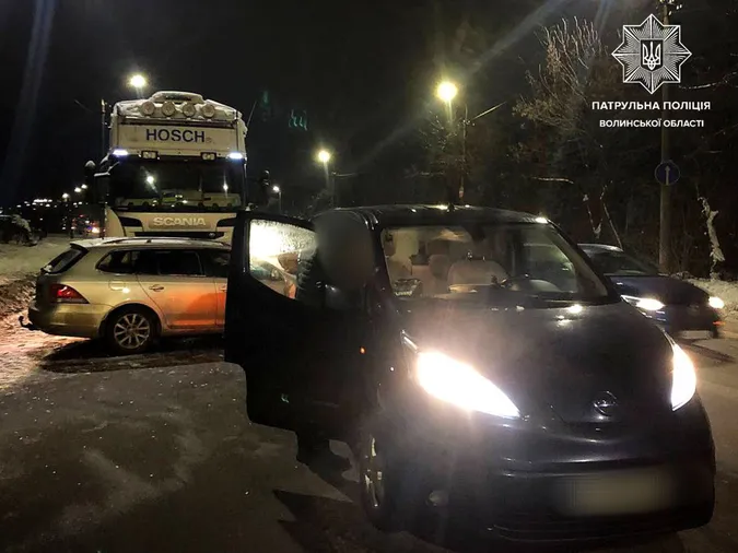 У Луцьку вантажівка протаранила легковик (фото)