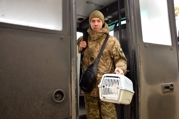 «Як я міг її там лишити?»: волинський прикордонник врятував кішку із зони бойових дій (фото)