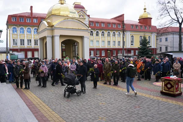 Вербна неділя: тисячі лучан у центрі міста «б'ють» і вітають один одного (фото, відео)