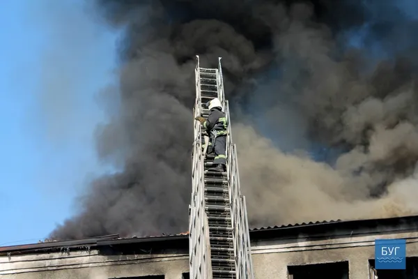 Повідомили деталі пожежі на швейній фабриці у Володимирі (фото)