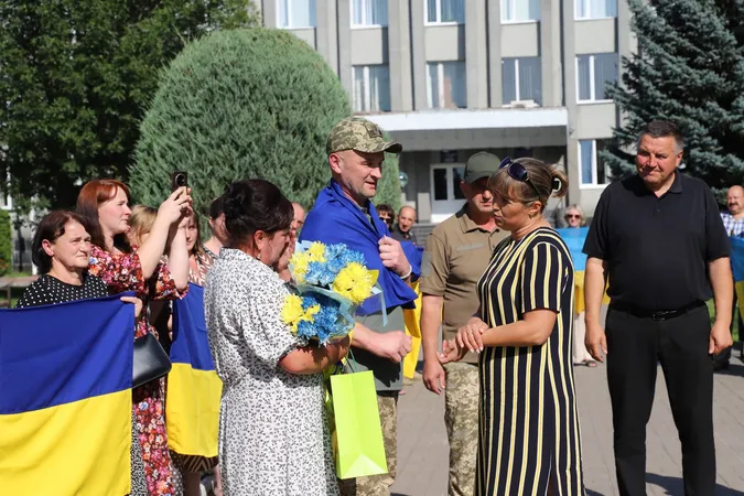 Зібралися всім селом: на Камінь-Каширщині з полону зустріли Віталія Березнюка (фото)