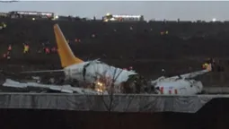 Розпався навпіл: у Стамбулі при посадці розбився літак (фото, відео)