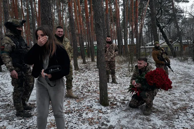 Зав'язали очі та вивезли в ліс: на Донеччині військовий освідчився коханій (фото)
