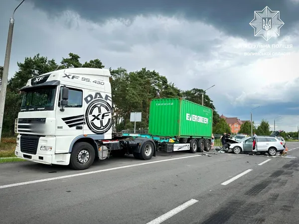 На Волині Volkswagen «влетів» у вантажівку, припарковану на узбіччі (фото)