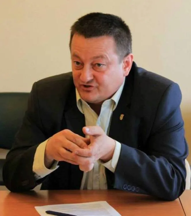 Кватирко шкодить лісовій галузі, - Пирожик
