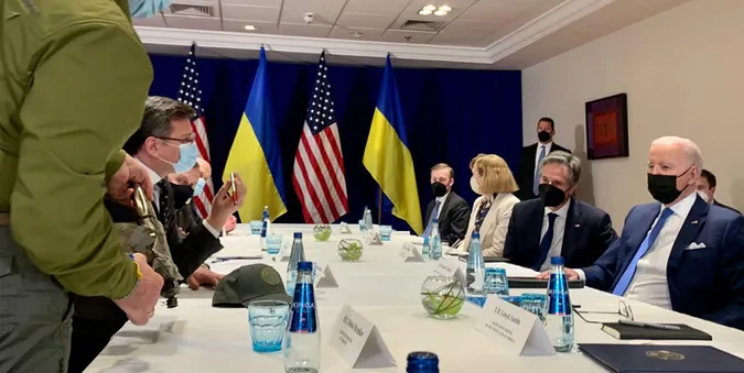 Байдену передали уламки однієї з російських ракет, якими обстріляли Яворівський полігон (фото)