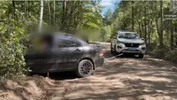 На Волині патрульні витягнули автомобіль, який застряг у піску (відео)
