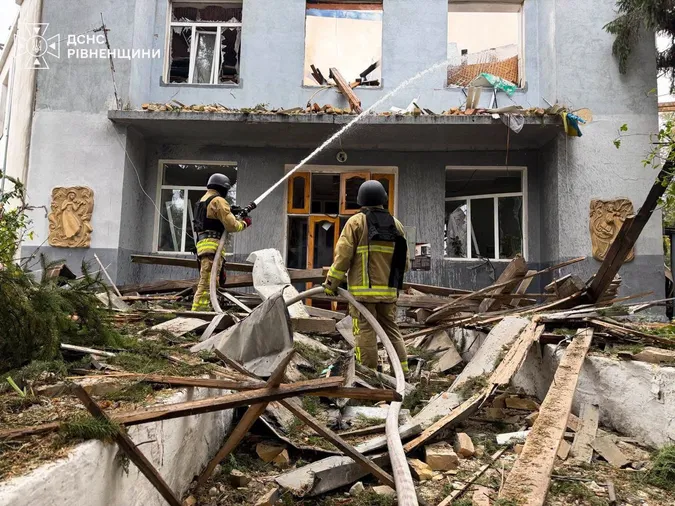 У Рівному – 20 постраждалих після ворожої атаки на університет (фото)