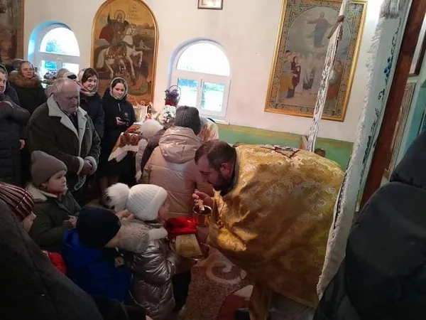 Скандал у церкві на Волині: московські попи порвали ікони і винесли навіть лампочки