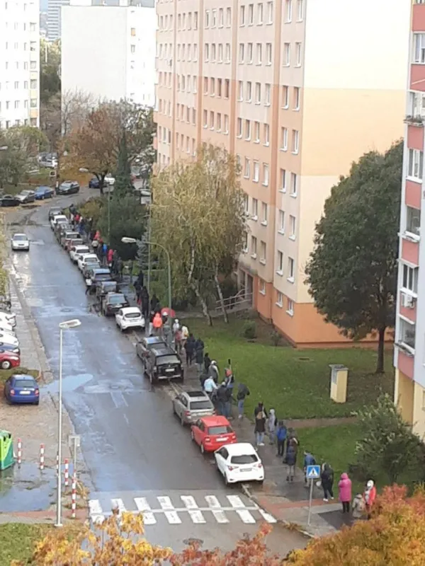 Словаччина тестує все населення на COVID: у містах довжелезні черги