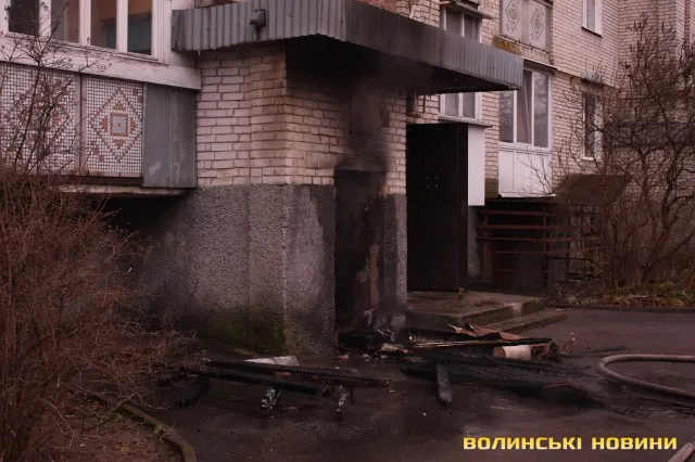Три пожежні авто, «швидка» та поліція: у Луцьку горіла багатоповерхівка (фото, відео)