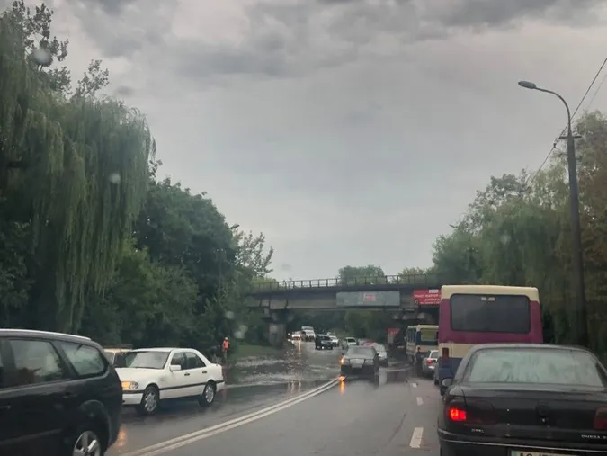 У Луцьку «попливла» вулиця: автомобілі стоять у заторах (фото)