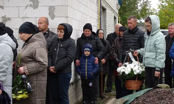 У сльозах та з військовими почестями: Турійська громада попрощалася із Захисником України Владиславом Косюком (фото)