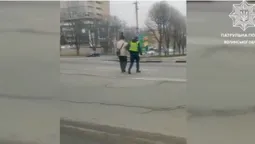 Луцькі патрульні допомогли незрячому чоловіку перейти дорогу (відео)