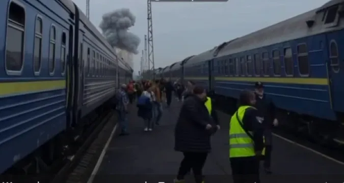 На українсько-польському кордоні російський БпЛА влучив у локомотив потяга «Київ – Варшава» (відео)