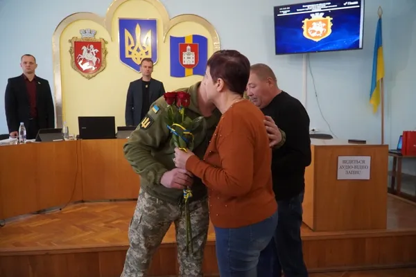 «Ми в боргу перед кожним Героєм»: на Волині родинам загиблих захисників вручили нагороди (фото)
