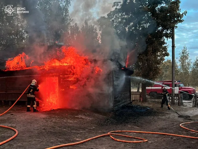 На Волині через коротке замикання загорілася дерев'яна хата (фото)