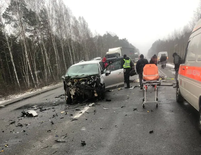 На «варшавці» – масштабна ДТП: зіткнулися два легковики, бус і бензовоз (фото, відео)