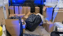 П’яний, з наркотиками та контрабандою: у Луцьку водій кинув у поліцейське авто хабар (фото)