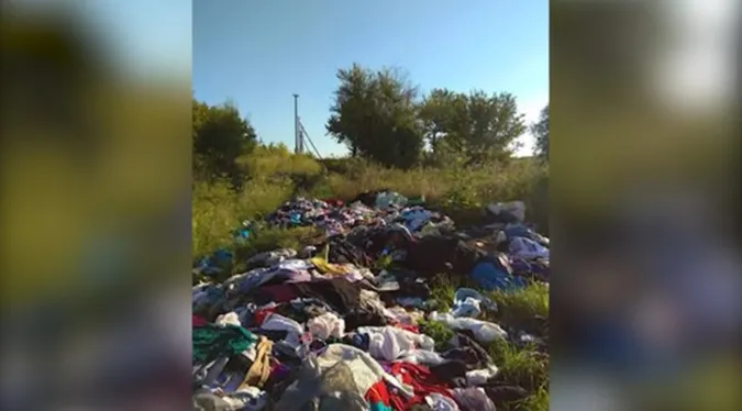 На Волині посеред поля викинули гори одягу (відео)