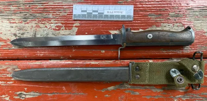 У луцькому сквері затримали чоловіка зі штик-ножем (фото)
