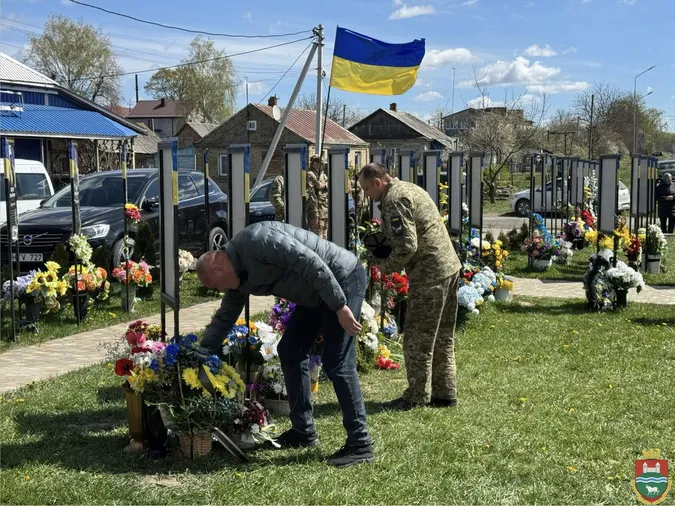 У Затурцівській громаді встановили сім нових стел загиблим Героям (фото)