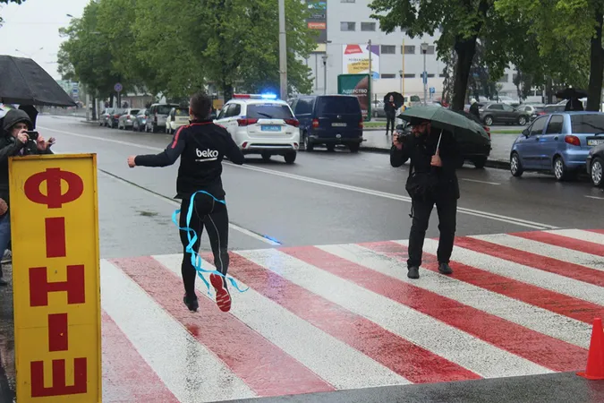 Дощ і перемоги: в Луцьку відбулася легкоатлетична естафета (фото)