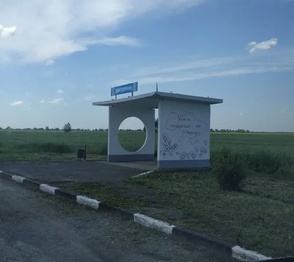 У Липлянах із зупинки вкрали прапор (фотофакт)