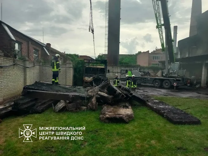 Понад 16 годин приборкували масштабну пожежу на підприємстві в Ромнах (відео)