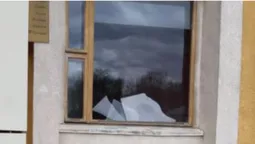 За розбиті вікна й двері в міськраді волинянину "світить" до п’яти років (фото)