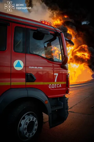 Понад 90 рятувальників гасили пожежі на Одещині, які спалахнули після атак рф