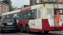 У центрі Луцька «мерс» і тролейбус не поділили дорогу (відео)