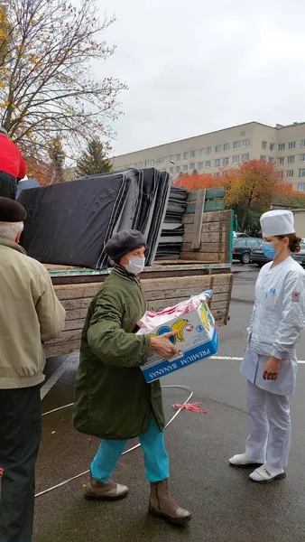 Матраци, візки та ліжка: луцька лікарня отримала благодійну допомогу (фото)