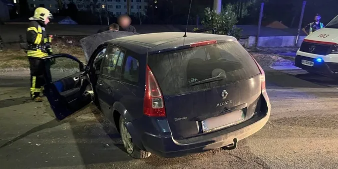 У Луцьку п'яний на Renault «поклав» дорожній знак та протаранив бігборд (фото)