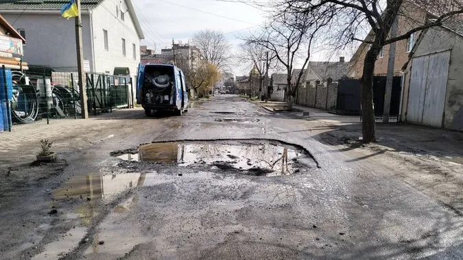 Щороку стає гірше: лучани скаржаться на дорогу, яку не ремонтували майже два десятки років (відео)