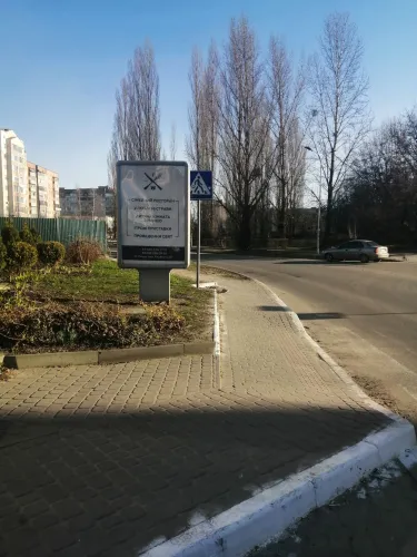 Обмежує видимість: у Луцьку просять знести сітілайт на переході
