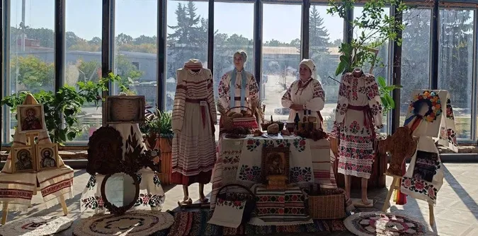 Хліб із печі, вироби майстрів і весільні строї: волинянка здобула друге місце в конкурсі (фото)