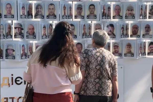 «Місто має знати»: як у Луцьку світлини потрапляють на фотостенд зниклих і полонених бійців