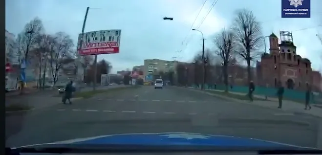 У Луцьку маршрутка промчала на жовте світло (відео)