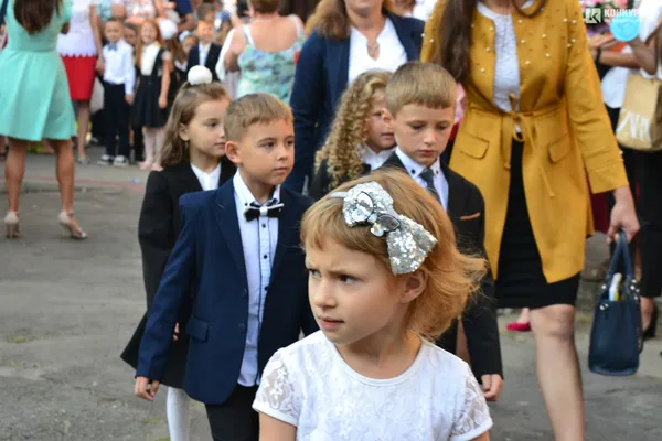 Якими були зачіски першокласниць луцької школи №9 (фото)