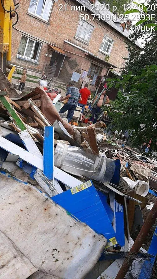 Звалище сміття, гноївка й випасання кіз: у Луцьку наводять лад у дворі на Потебні (фото)