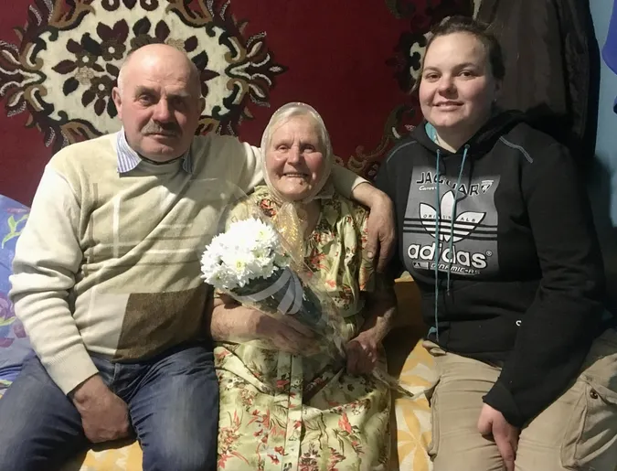 Має четверо онуків і п'ятеро правнуків: довгожителька з Волині відзначила 91-річчя (фото)