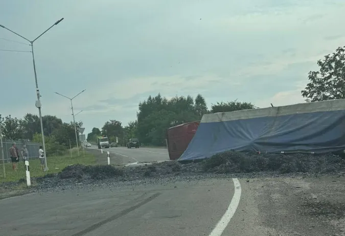 Перегородила дорогу: у Луцьку перекинулась завантажена фура (оновлено)
