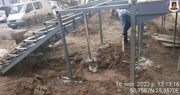 Знайшли шість порушень: луцькі муніципали відреагували на заяву про незаконні земельні роботи на Кравчука (фото)