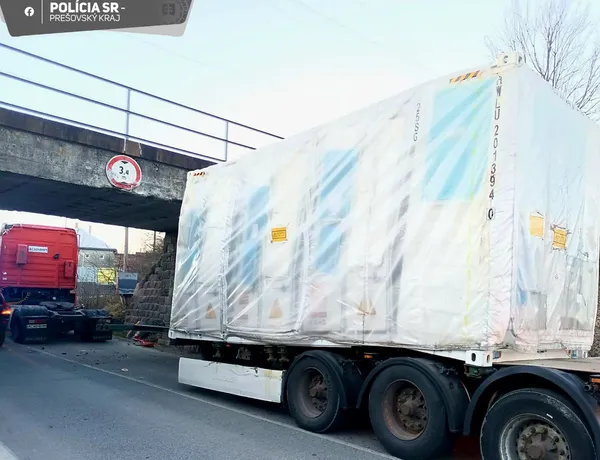 Волинська фура зупинила рух потягів у Словаччині (фото)