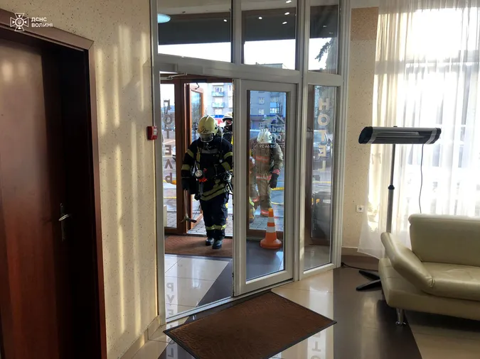 Пожежа, рятувальники та евакуація: що відбувалося у готелі на Волині (фото)