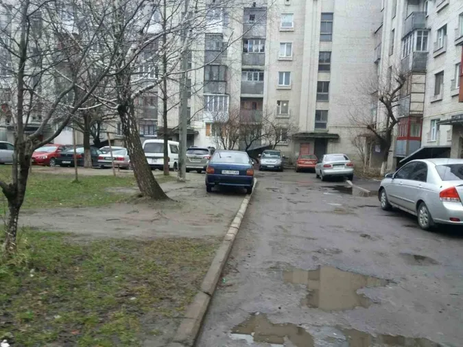 Луцькі муніципали «полюють» на порушників правил паркування (фото)