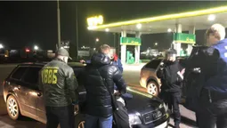 На Волині СБУ спіймала на хабарі інспектора-прикордонника: «рішав» контрабанду цигарок